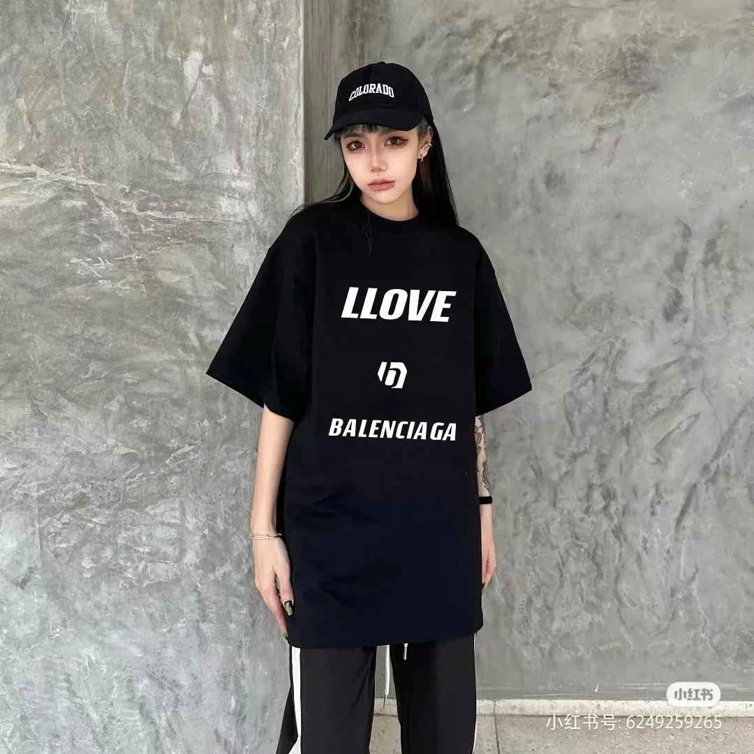 P80✨🔥 BALENCIAGA Paris lettering printed short-sleeved T-shirt. Custom-woven and dyed 300 grams of combed cotton heavyweight fabric. Zero color difference in threads. Perfect details. Different from the current currency version. Welcome to compare. Same Style for men and women. Must-sell in the picture above. Color: White Black Size: 1 2 3 4
